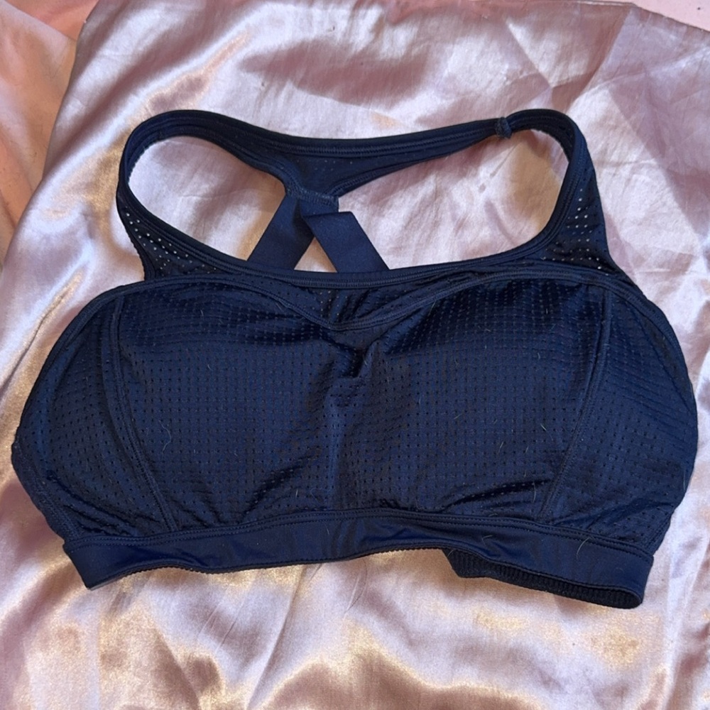 Excellent condition.
No flaws. Just has fuzzies in it from the drawer